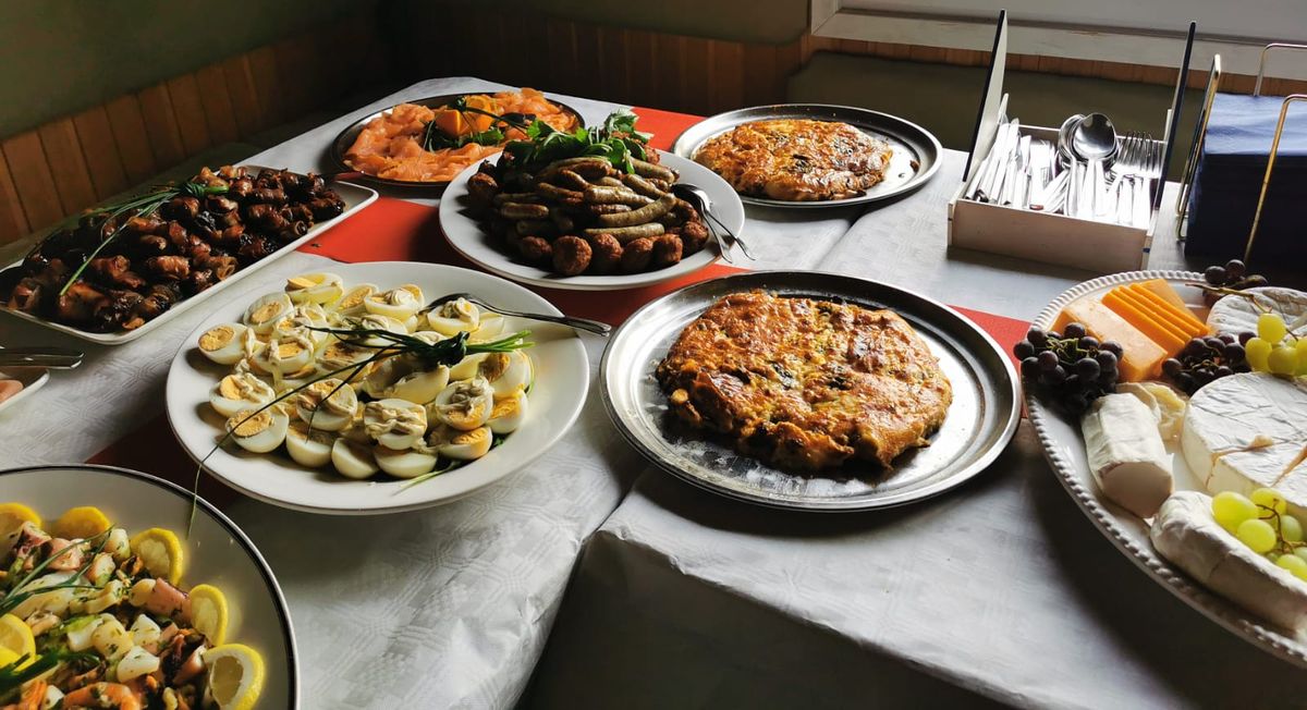 Buffet mit Lachs, Frittata, Eiern und Käse