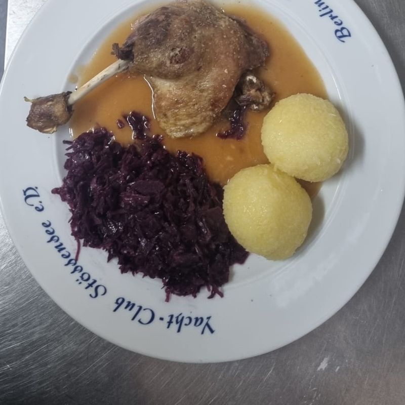Entenkeule mit Rotkohl und Klößen
